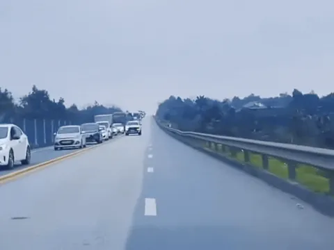 Chạy ngược chiều, liên tục nháy đèn trên cao tốc: Nữ tài xế đưa ra lời giải thích gây bức xúc