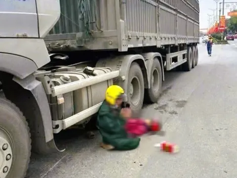 Khoảnh khắc đau lòng trên Quốc lộ 1A: Chồng quỳ khóc cạnh thi thể vợ