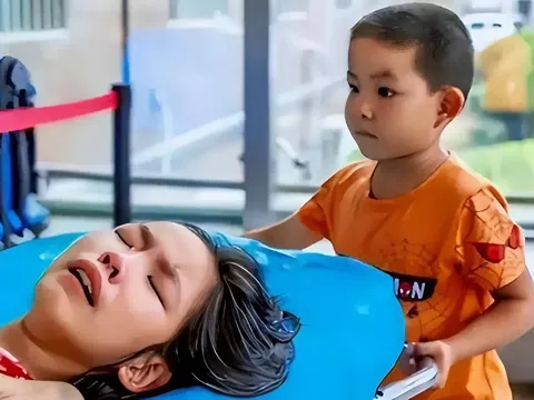 Không cha mẹ, em trai 7 tuổi một mình đưa chị đến bệnh viện cấp cứu cùng lời hứa: "Bố mẹ không cần chúng ta thì chị vẫn còn em. Sau này em nuôi chị”
