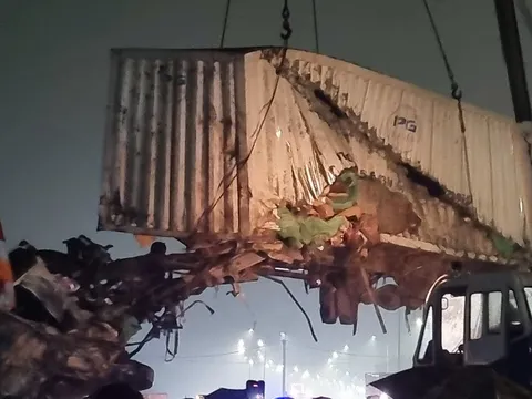 Vụ tàu SE3 tông xe tải ở Hà Nội, 2 người thương vong: Ai phải chịu trách nhiệm?