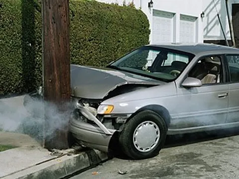 Lao vào xe hơi bốc khói cứu bạn, cô gái không ngờ mình phải hầu tòa với "án phạt" 4 triệu USD