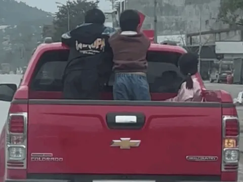 Chở người trên thùng xe bán tải: Từ 2026 có thể mất 6 triệu và trừ 6 điểm bằng lái