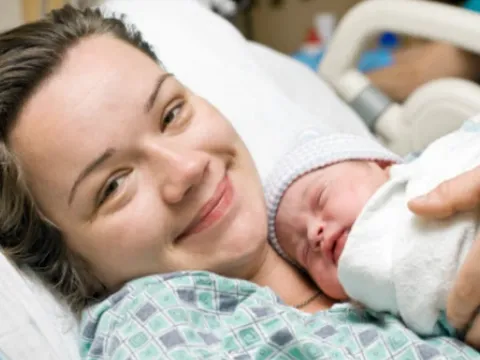 Em bé sơ sinh vừa chào đời, bác sĩ trầm trồ thốt lên " 60 triệu ca mới gặp một ca thế này"