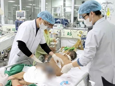 Nam sinh 17 tuổi hoại tử, suy đa tạng nguy kịch chỉ vì nốt mụn nhỏ ở "vòng 3"