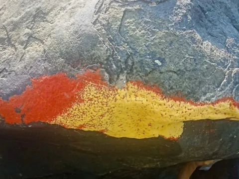 Cảnh tượng lạ ở Đà Nẵng: Tảng đá chuyển màu đỏ rực giữa dòng sông, chuyện gì xảy ra?