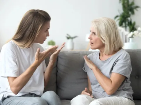 Ngày đầu làm dâu tôi dậy rất sớm, mẹ chồng đưa một tờ giấy "nội quy nhà chồng" khiến tôi suýt bật khóc