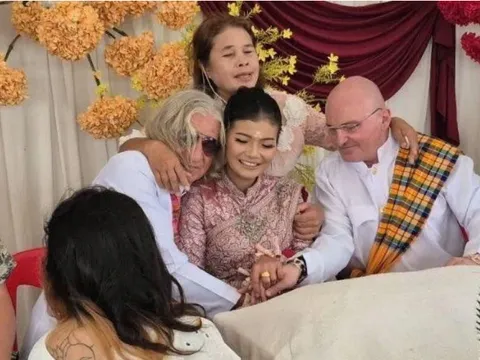 Cô dâu Thái Lan 37 tuổi gây sốc: Cưới cùng lúc 2 chú rể ngoại quốc là bạn thân, nhận sính lễ "khủng"