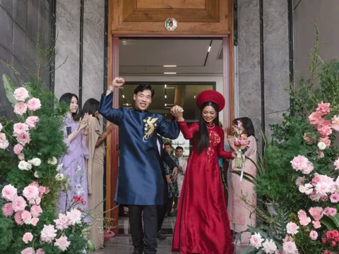 Khoảnh khắc chú rể Australia rước dâu tại Việt Nam gây “bão” mạng, vì một điều đặc biệt này