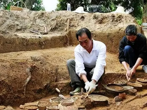 Ly kỳ: Phát hiện 2 chum gốm chứa đầy vàng bạc dưới lòng đất, nửa năm sau số vàng bỗng “giảm” 1kg