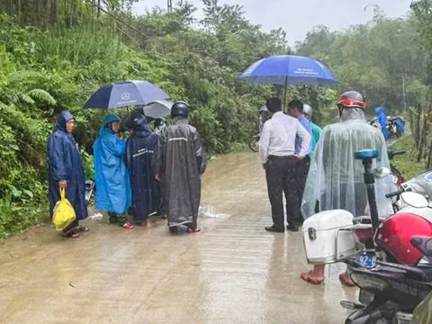 Thương tâm: Áo mưa mắc vào bánh xe máy, người phụ nữ 25 tuổi tử vong trên đường đưa con đi học về