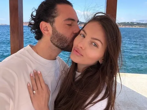 Khoảnh khắc “cô gái đẹp nhất thế giới” nhận lời cầu hôn gây chú ý mạng xã hội