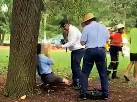 Giáo sư đại học danh tiếng mặc đồng phục, trà trộn vào trường cấp 3 để chụp lén hàng chục nam sinh