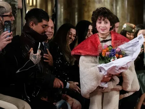 Chiêm ngưỡng bộ sưu tập tại Paris Fashion Week của “thần đồng thời trang” 10 tuổi Max Alexander