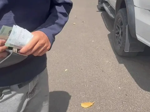 Va chạm với Ford Raptor hơn 1,3 tỷ đồng, chàng trai rút ví xin lỗi: Chủ xe hành xử gây tranh luận