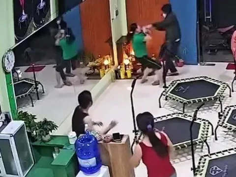 Công an xác minh clip người đàn ông bịt mặt, táo tợn xông vào phòng tập cướp dây chuyền: Camera ghi lại cảnh kinh hãi