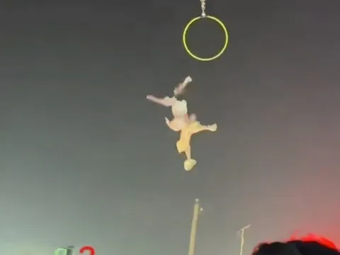 Nữ nghệ sĩ xiếc rơi từ độ cao nhiều mét xuống đất, khán giả hoảng loạn, hiện trường hỗn loạn trong đêm