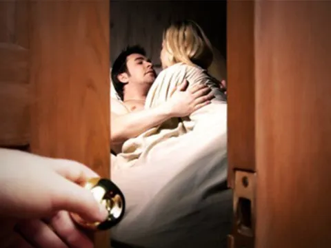 Đi cùng tôi, chồng vẫn buông lời lả lơi với phụ nữ lạ nhưng tôi vẫn chưa dám ly hôn vì điều này