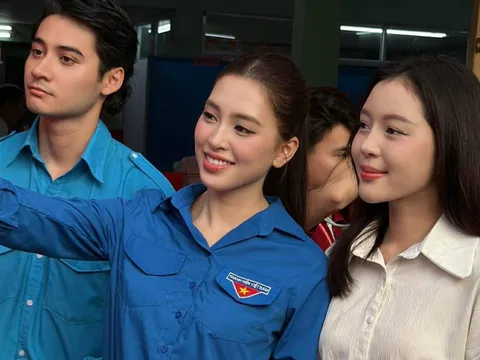 Hình ảnh gây chú ý tại điểm bỏ phiếu sáng nay: Dàn hoa hậu xuất hiện từ rất sớm