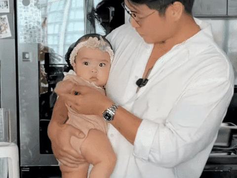 Loạt khoảnh khắc đáng yêu trong series ăn dặm của ái nữ nhà Ngô Thanh Vân: Có hẳn “đầu bếp riêng” đặc biệt