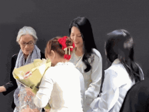 Tình huống khó xử tại cine tour Quỷ Nhập Tràng 2: Nghệ sĩ Thanh Hiền đưa tay nhận quà rồi lặng lẽ rút lại