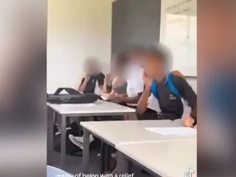 Clip gây phẫn nộ ở Úc: Học sinh ngang nhiên xúc phạm, quấy rối giáo viên ngay trong lớp học