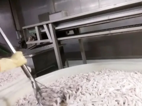 Hot trend chân gà cay bị phanh phui: Quy trình sản xuất khiến nhiều người ám ảnh