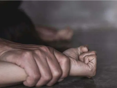 Xót xa thiếu nữ 13 tuổi bị bạn trai ép cởi đồ, quỳ gối bò ở công viên rồi quay clip làm nhục