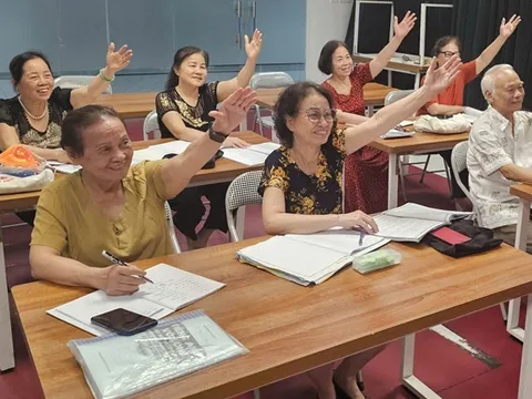 Cô gái 9X 7 năm dạy tiếng Anh miễn phí cho người già ở Hà Nội