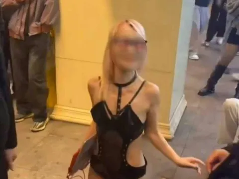 Đám đông “đứng hình” chứng kiến cặp đôi làm chuyện nhạy cảm giữa phố