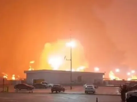 Cháy lớn tại nhà máy lọc dầu, 5 người thiệt mạng: Hiện trường hỗn loạn