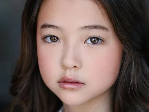 Nhan sắc tuổi 18 đẹp chấn động của "em bé đẹp nhất thế giới" Ella Gross