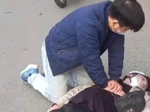 Khoảnh khắc quỳ giữa phố ép tim cứu sống nạn nhân, một bác sĩ ở Hà Nội được tuyên dương