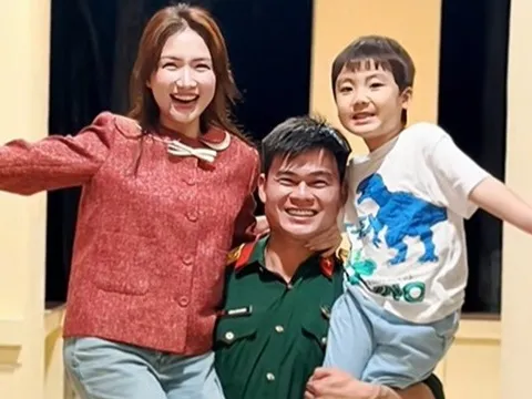 Chính thức "đánh dấu chủ quyền": Hòa Minzy đưa bé Bo lên doanh trại thăm bạn trai Đại úy