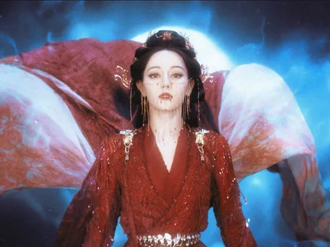 Thoát mác "mỹ nữ vạn người mê", Địch Lệ Nhiệt Ba trở thành Quỷ vương đầy sát khí