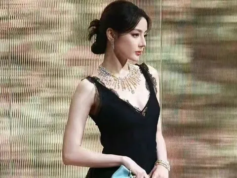 Đẳng cấp "Đệ nhất mỹ nhân": Nhiệt Ba vừa xuất hiện đã chiếm trọn No.1 Hot Search