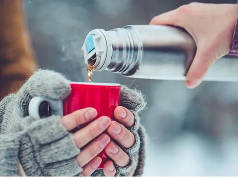 Tức giận suốt nửa năm vì quà cưới ‘vô giá trị’ của bạn thân, cô gái bất ngờ bật khóc khi phát hiện bí mật ẩn dưới đáy cốc