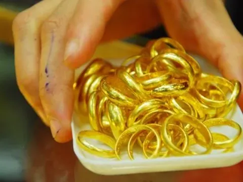 Bàng hoàng phát hiện vàng tiền tỷ “không cánh mà bay” ngay dưới chân cầu thang, chỉ vì một lần vợ mượn đi đám giỗ