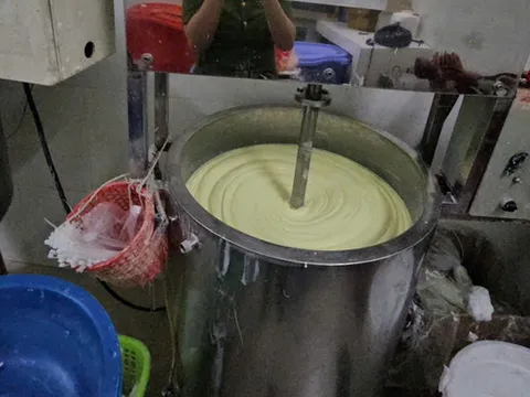 Cận cảnh thùng kem trộn "siêu to khổng lồ" bên trong “công xưởng” kem trộn vừa bị triệt phá tại TP.HCM