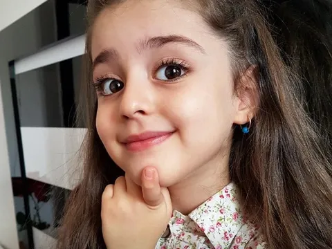 Nhan sắc tuổi 18 hút hồn của "thiên thần nhí" từng bị người lạ theo dõi, cha phải từ bỏ công việc để bảo vệ