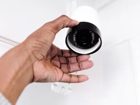 Đột kích phòng khám, cảnh sát bàng hoàng phát hiện camera giấu kín trong bóng đèn: 3.000 clip đã bị phát tán