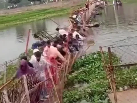 Cây cầu bất ngờ bị sập, hàng chục người bị rơi xuống, 4 trẻ bị nước cuốn tử vong thương tâm