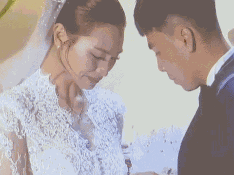 Đức Huy giấu gì trong bó hoa? Sự thật khiến MC Huyền Trang bật khóc ngay trên lễ đường