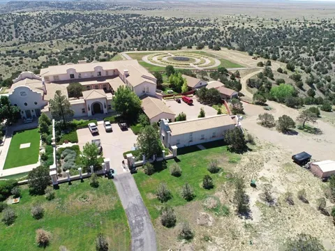 Hé lộ góc khuất rùng mình trong khu nghỉ dưỡng 4.000 ha của "tỷ phú ấu dâm" Epstein: "Địa ngục ngầm" trong khu nghỉ dưỡng tỷ đô