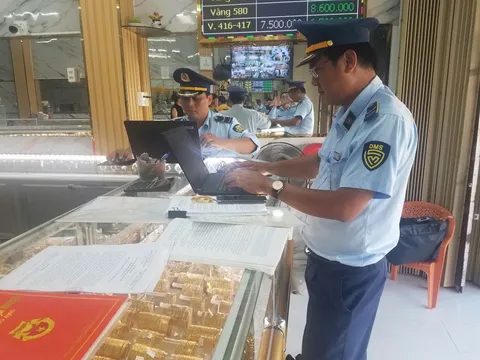 Bất ngờ kiểm tra 9 doanh nghiệp vàng: Lộ hàng loạt sản phẩm giả Chanel, Versace, phạt gần 580 triệu đồng