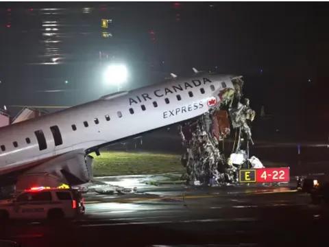 Tai nạn hi hữu ở sân bay Mỹ: Máy bay đâm trúng xe cứu hỏa, 2 phi công tử vong, hàng chục người nhập viện