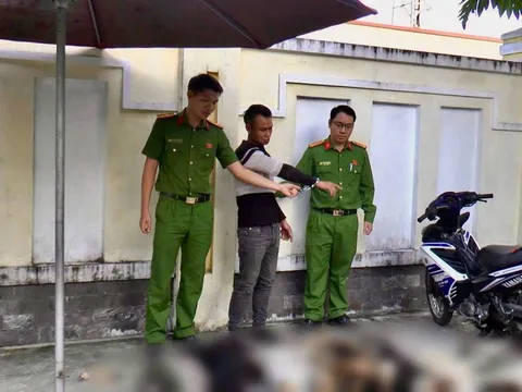 Khống chế, bắt giữ tại chỗ Trương Công Tuấn Anh cùng một bao tải tang vật