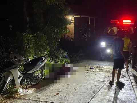 Điều tra vụ người đàn ông nằm bất động cạnh xe máy, nghi án chết bất thường