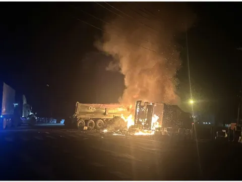 Xe tải biến thành "đuốc sống" sau cú tông cực mạnh, cháy rụi chỉ còn đống sắt vụn