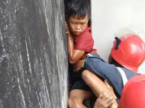Thán phục cách cứu hộ giải cứu bé trai kẹt khe hẹp: Đơn giản nhưng hiệu quả đến bất ngờ