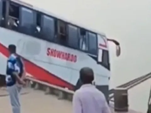 Xe khách lao xuống sông sâu 24m, ít nhất 16 người thiệt mạng: Hé lộ tình tiết đau lòng